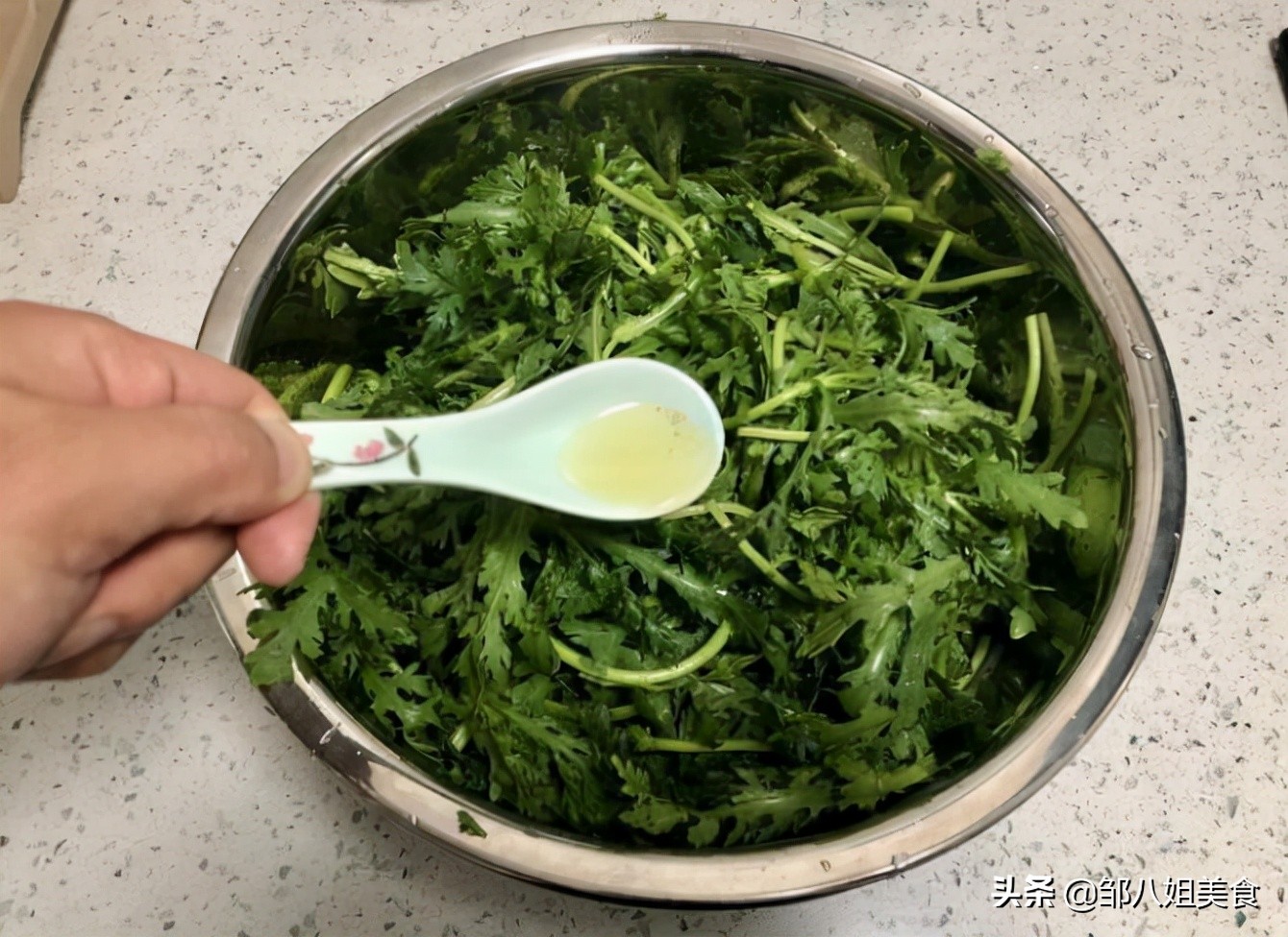蒸茼蒿怎么做好吃又简单（美味茼蒿的详细做法分享）