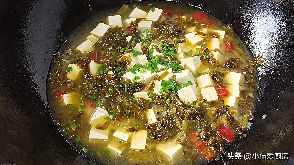 这道酸菜豆腐汤，做法简单，酸香开胃，经济实惠，花费不到5元钱