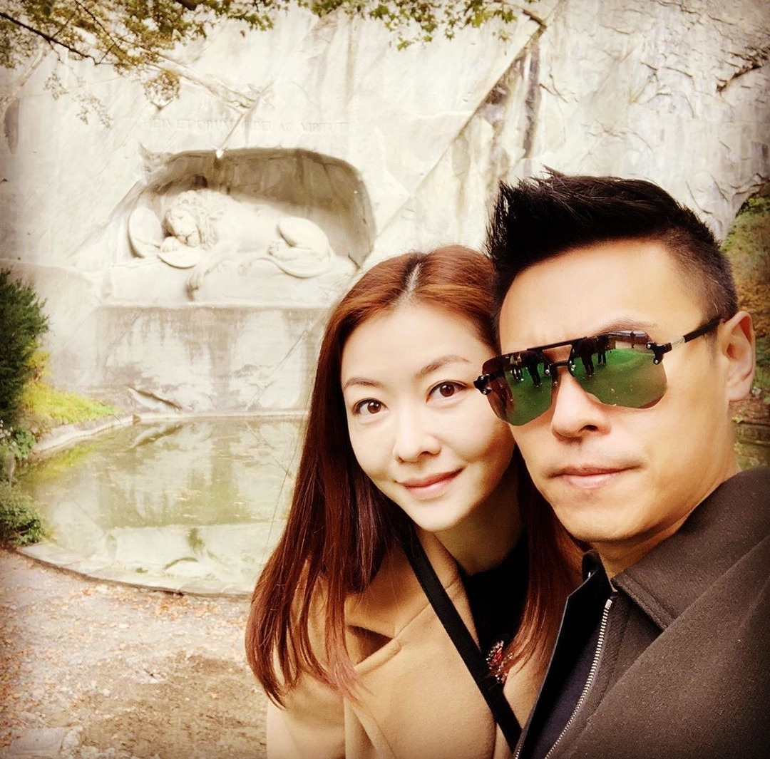 郭可颂晒全家福为熊黛林庆生，双胞胎女儿可爱出镜，夫妻甜蜜依偎