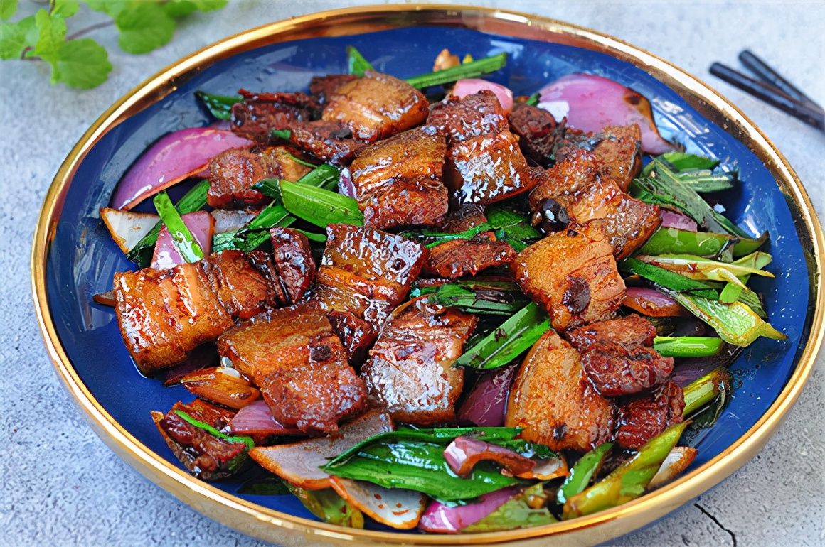 湖南妹子教你做回锅肉，不油不腻入口即化，冬天吃它最解馋