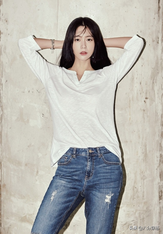 克拉拉变身“清纯大学生”，白衬衫搭牛仔裤秀长腿，简单却高级