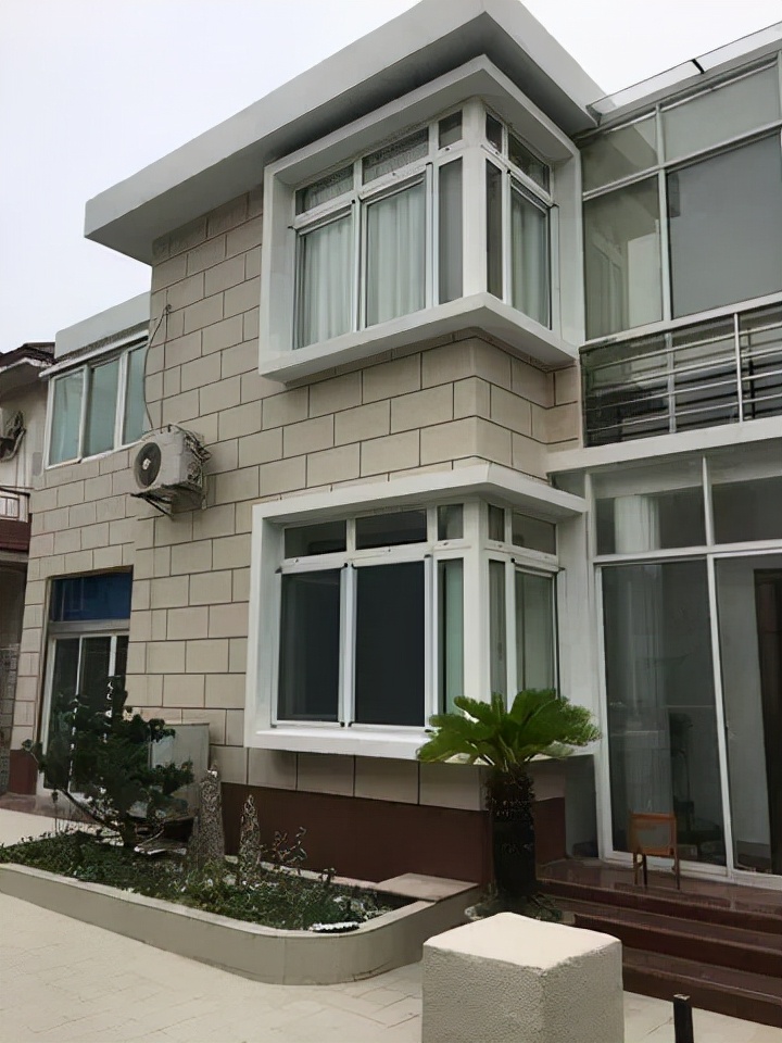 农村怪象：为何现在的自建房外墙不再贴瓷砖，而是选择喷真石漆？