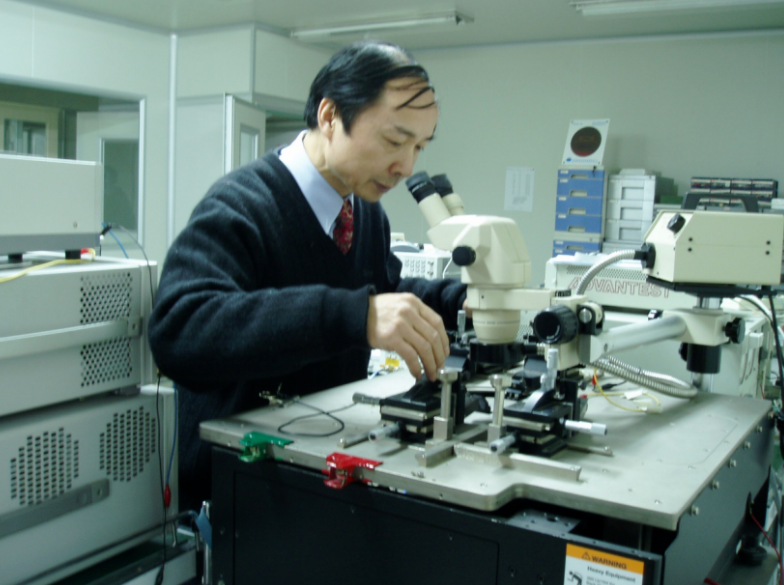 从河南农村走出，他创世界记录后放弃国外高薪、绿卡回国，致力中国“芯”发展