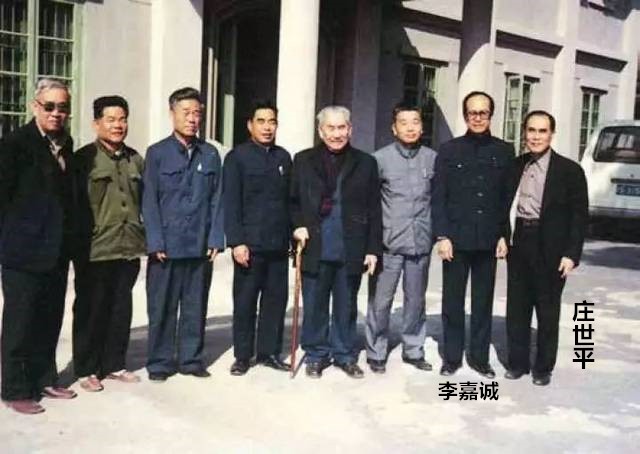他是最穷的亿万富豪，有几十家银行，却无房无车，儿子是货车司机