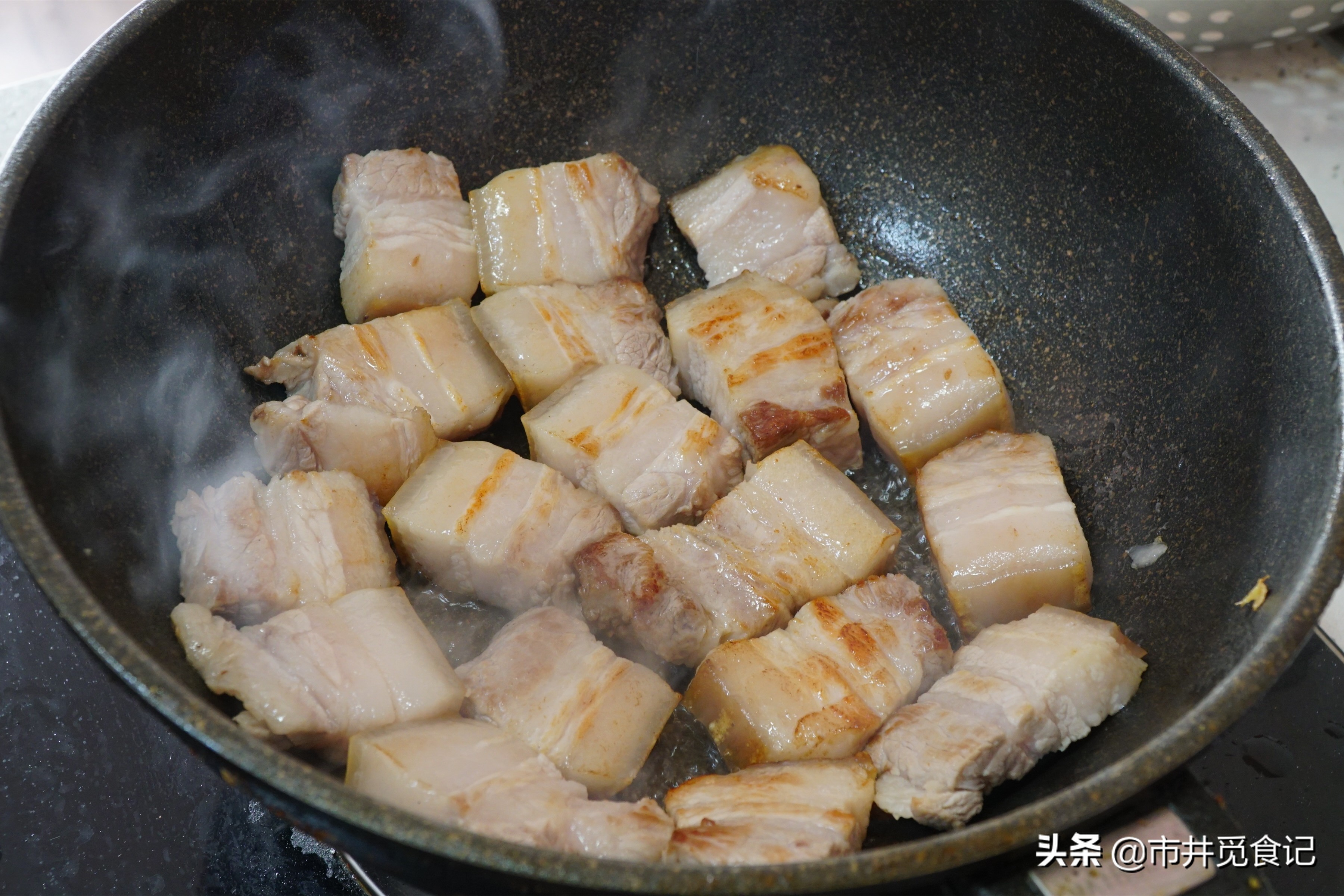 巧用高压锅做红烧肉，全程半小时，酥烂红亮，肥而不腻，特别香