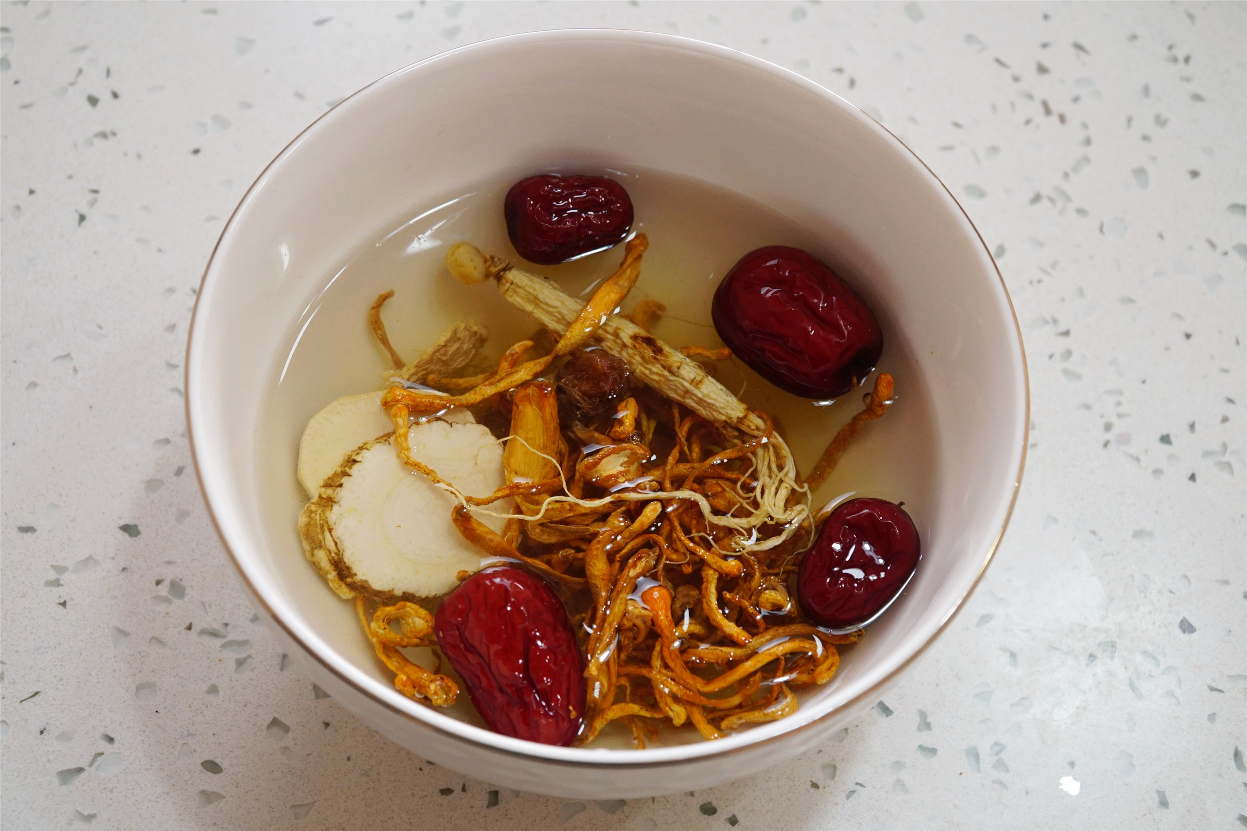 老话说“一鸽胜九鸡”，鸽子汤特别滋补的炖法，现在喝正是好时候