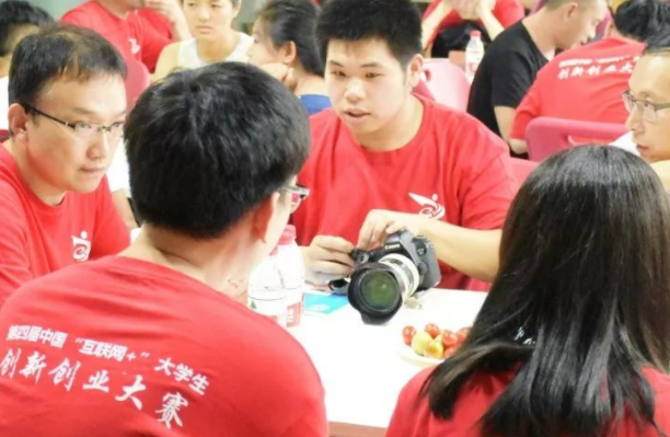 大学生坐火车能享受半价票，初中生为何要买全票？和学历没啥关系