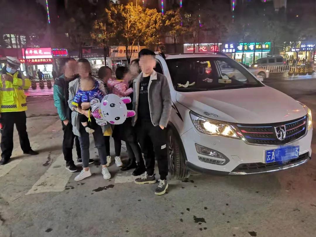 车辆多拉载一个小孩不算超员吗？戳进来看看答案 </p><p>　　 知危险 会避险