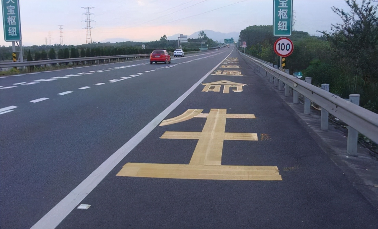 车辆在高速爆胎，停在应急车道被扣6分，车主：这不算紧急情况？