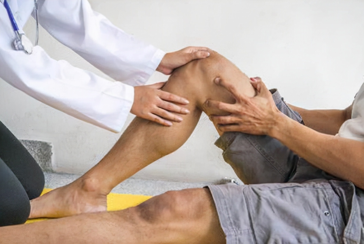 走路时，膝盖突然“软”一下，是咋回事？医生告诉你真相，要留心