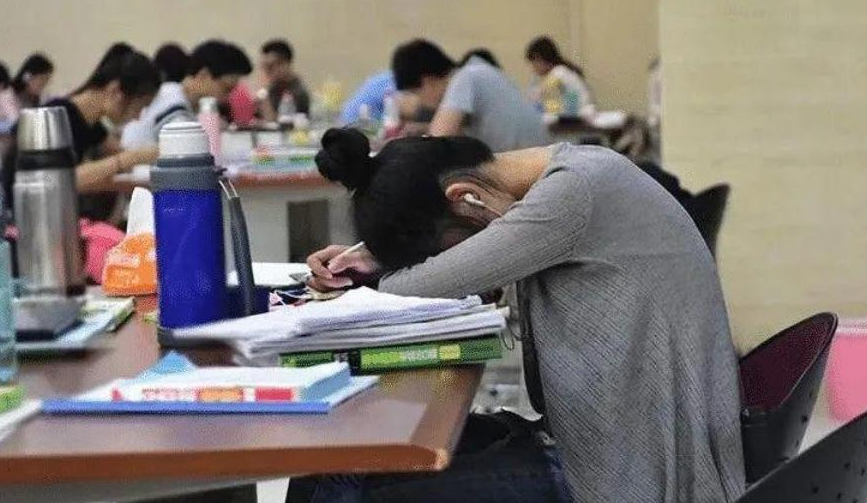 当代大学生内卷现状，背着同学学习成流行，上学堪比“大型宫斗”