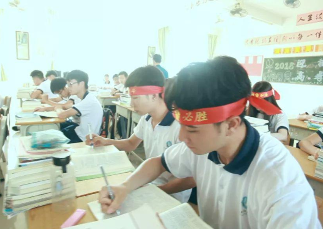 家长花10万补课费，学生高考成绩688分，为什么被人嘲笑？