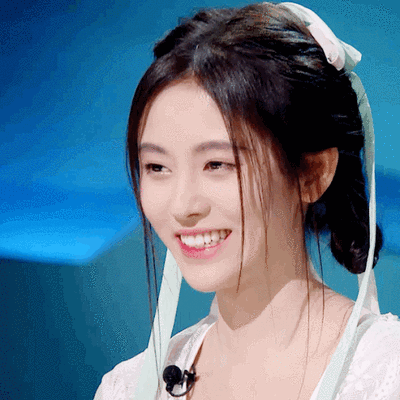 鞠婧祎的私服衣品真好，时尚造型减龄还显小，照着搭配“不翻车”