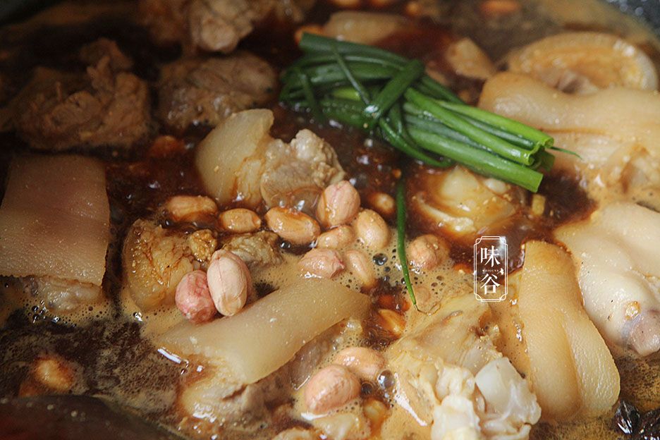 猪身上最美味的部位，和花生一起焖，鲜香营养，女人下饭男人下酒