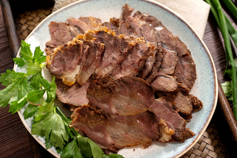 做卤牛肉，牢记“1腌2泡”的窍门，牛肉软烂入味，没腥味还不散