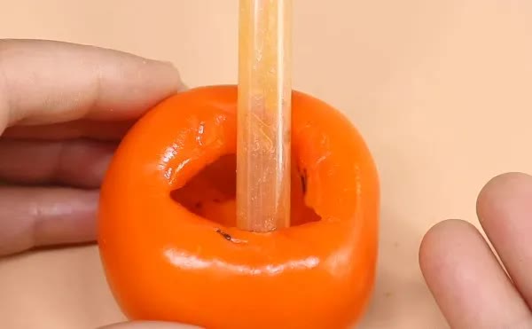 好百邻育婴师教你柿子的正确吃法，不流汁不脏手，干净还完整