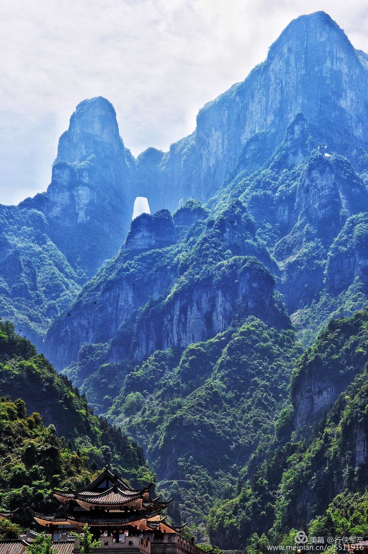 玉壶峰下松涛起，天界佛国掸尘埃！走遍千山万岭，唯天门山独有