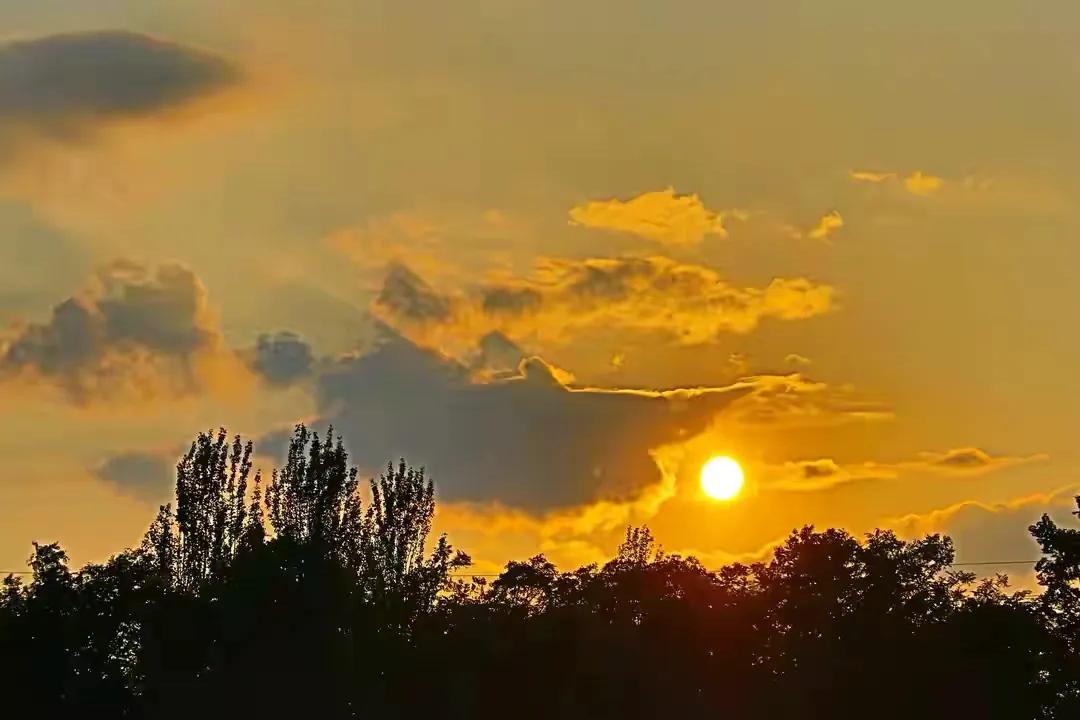 晚风拂来吟盛夏，一抹夕阳醉晚霞