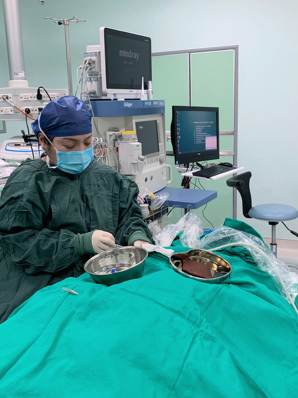 郑大一附院乳腺外科医生的一天怎么过？记者体验：查房、门诊、手术连轴转，医生一分钟喝下一瓶奶