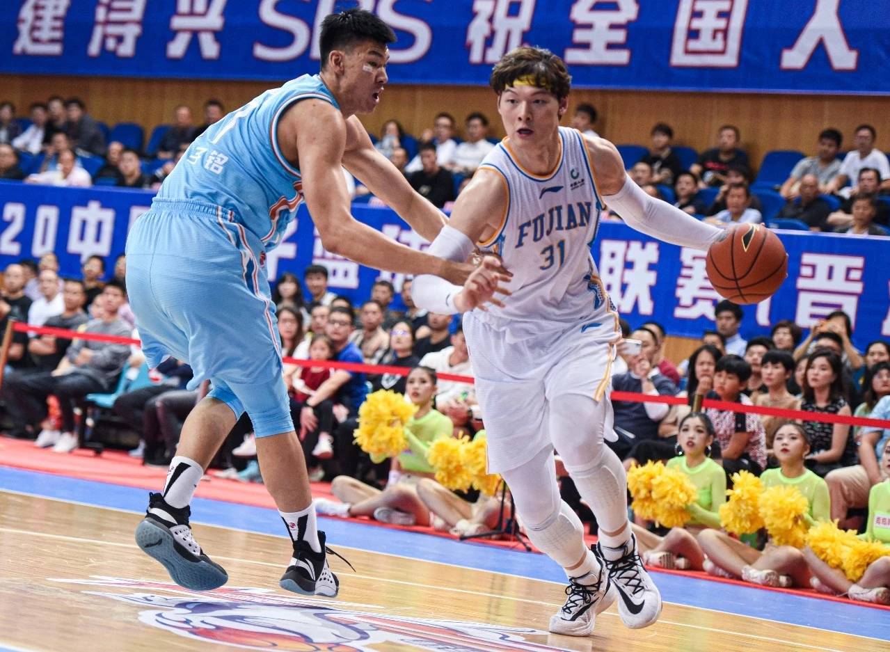 王哲林为什么会去nba(咋不去NBA打球？第一中锋王哲林道出实情，网友扼腕叹息，遗憾)