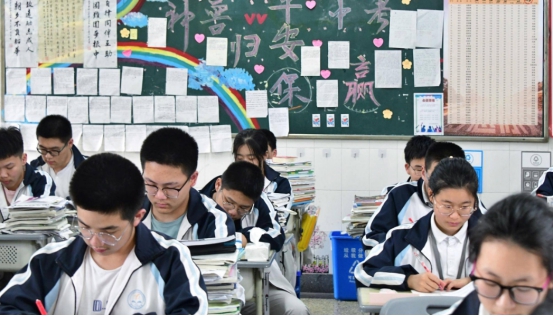 历年高考中，难度最高的3次数学考试，学生感慨：哭着走出来的