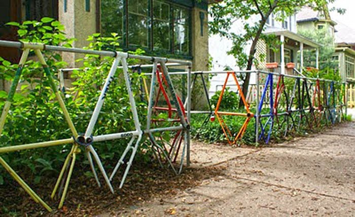 自行车变废为宝，拆解围在院子四周，做护栏来用还挺加分