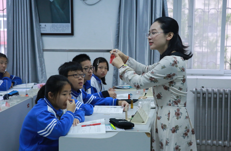 在职教师工资条走红，各地区教师晒出实际收入后，网友们不能接受