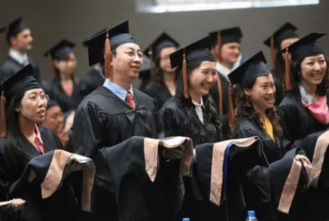 女生报考比较吃香的专业，将来发展前景好，有女儿的家长可以考虑