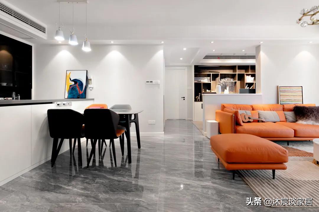 改变墨守成规的布置，她坚持把沙发背景改成矮墙，真是通透又美观