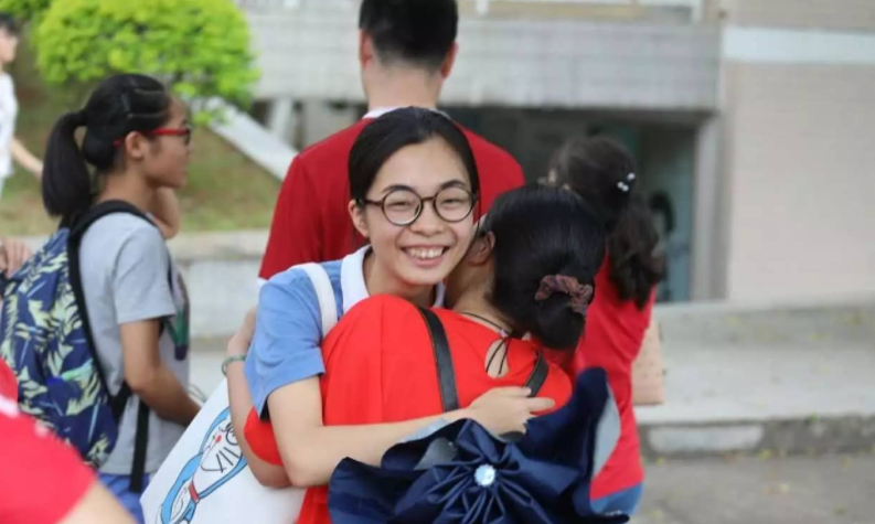 大一新生身份被公开，4064人里1033人是复读生，应届生直言不公平