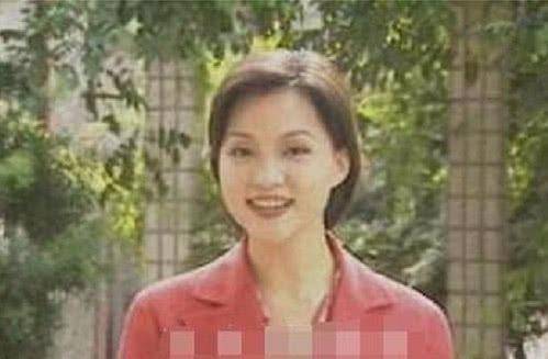 董卿失态落泪，年少自卑想自杀，被传隐婚生子，成名背后有多难？