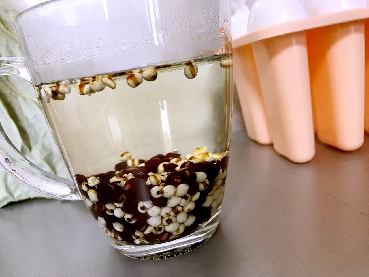 三伏天养生，建议每天来一杯红豆薏米茶，祛湿又好喝，健康度夏天
