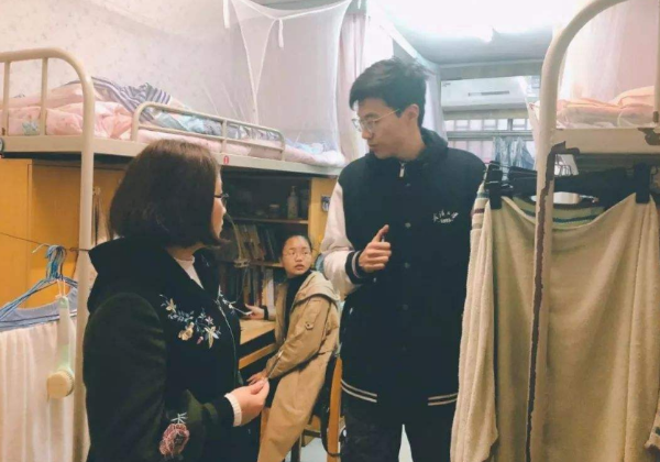 河南某高校试行“男女混住”，另类想法引热议，家长质疑安全性