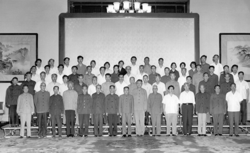 77年邓小平恢复高考，教育部部长刘西尧却不准儿子参加：你得避嫌