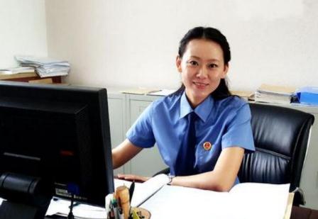 同样是法学生，选择律师事务所和公务员，10年后的差距一目了然