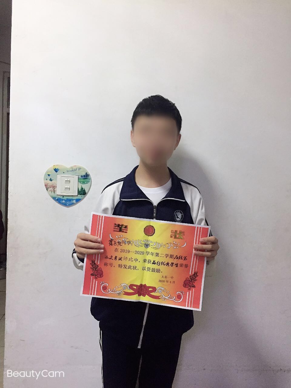 疑拿超市东西没付钱，老师录批评视频发家长后，初中生留遗书坠亡，家属想弄清原委，学校称遭索赔150万