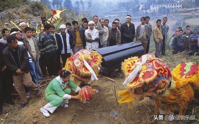 国内10个地区农村报丧仪式，你们见过哪些？放鞭炮吹竹号真不稀奇