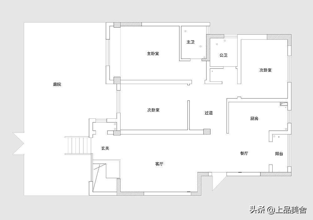 买房买在一楼，赠送了庭院和负一楼，装成港式风格，让人赏心悦目