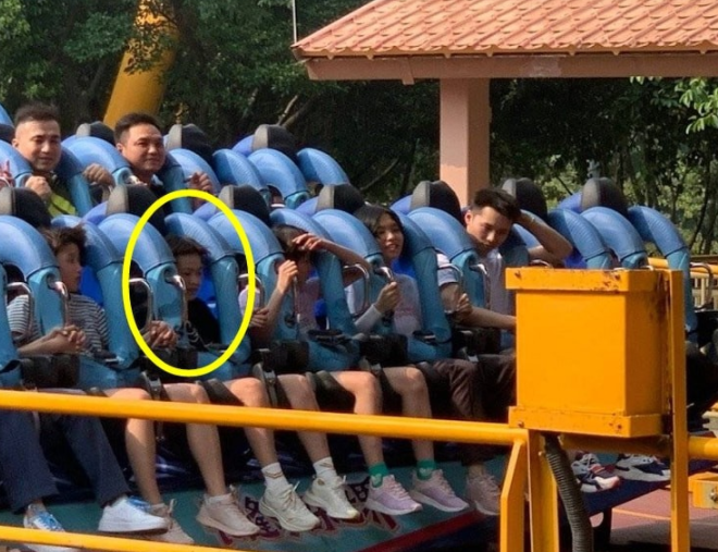 全红婵回家现场曝光！村口挤满了人，父母很欣慰