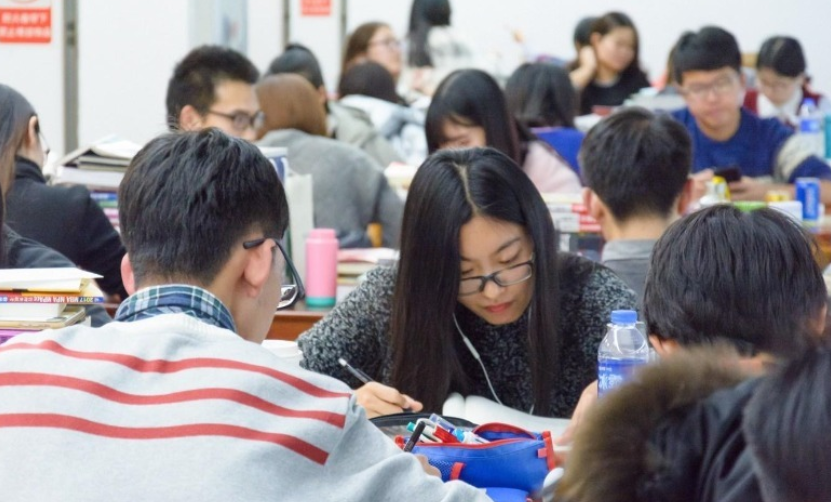 21年高考500分竟“无缘本科”，文理分数线相差100分，文科很无奈