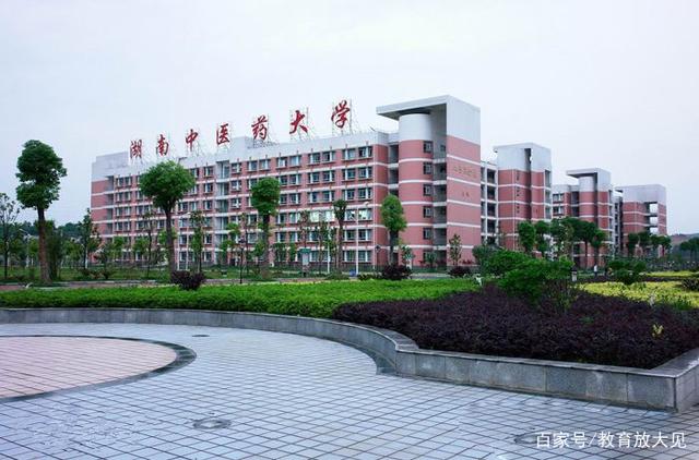 湖南开设医学专业的院校较多，可以分为5个档次，建议报考第二档