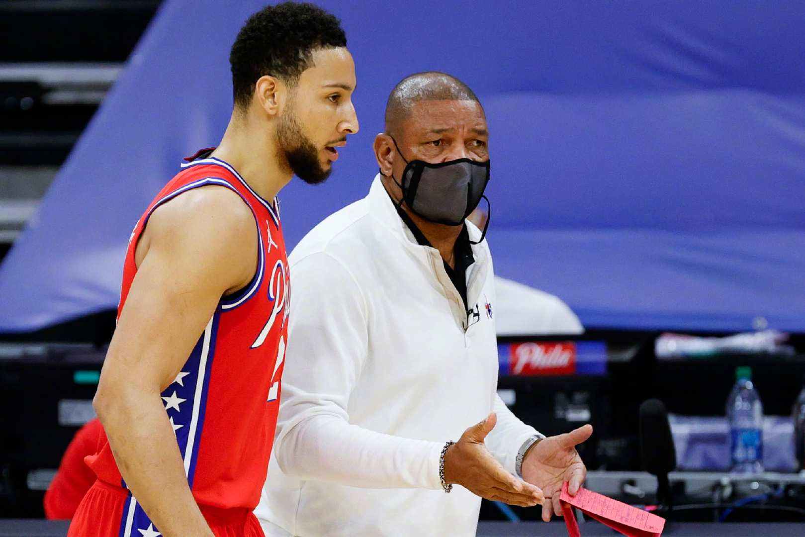 西蒙斯为什么发挥不出nba(没本事脾气还大？名嘴批判本-西蒙斯：罚球都解决不了，没资格)