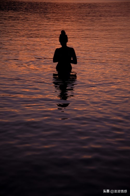 男生不理你还要主动吗？男生对你没意思的暗示