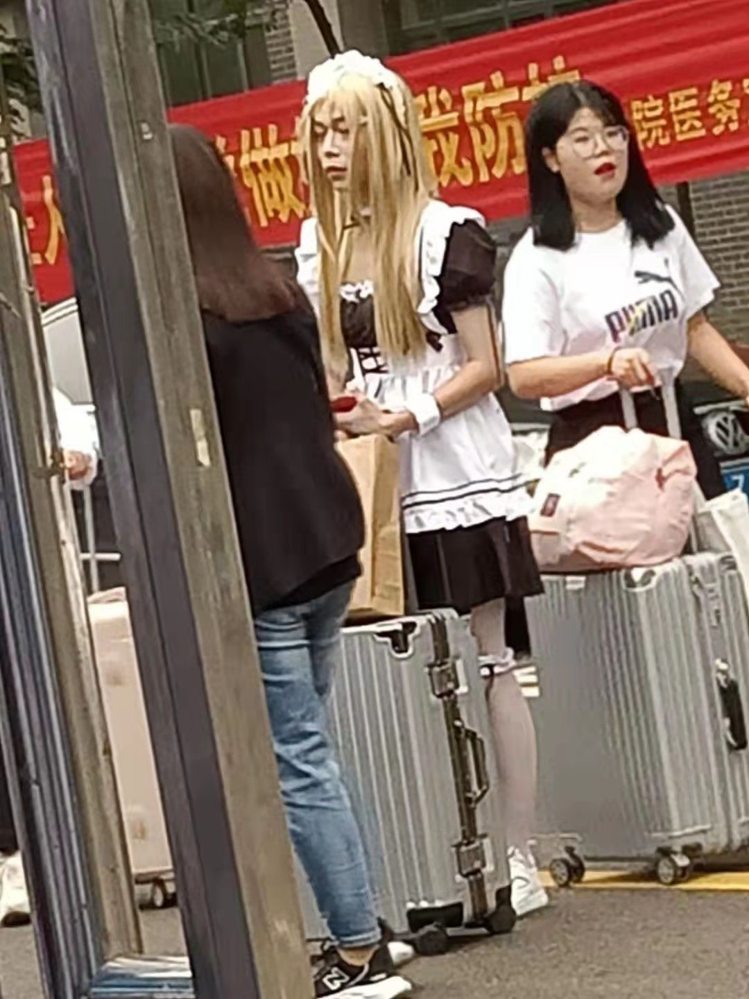 河北一高校迎接新生辣眼睛，师兄姐们忍不住吐槽：一点都不得体