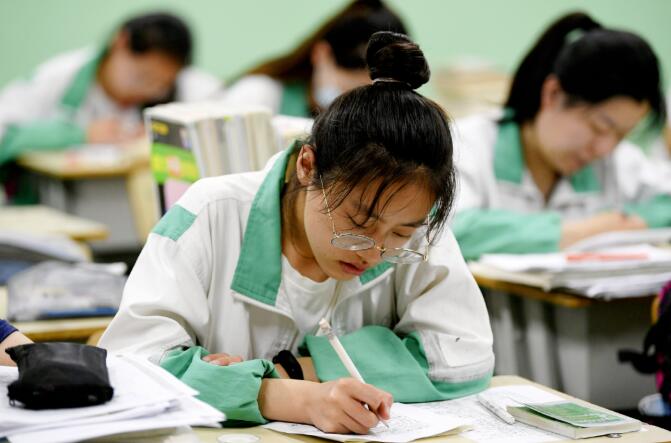 关晓彤高考成绩曝光，明明在拍戏赚钱，为什么高考成绩这么好？