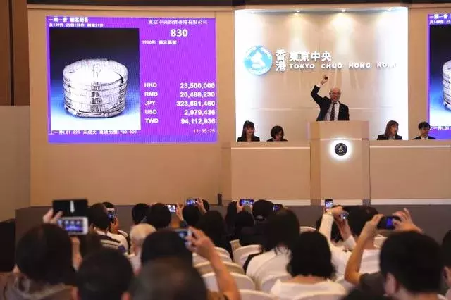 香港拍卖会:8582青饼拍出709万港币,中期茶将成投资收藏新风口