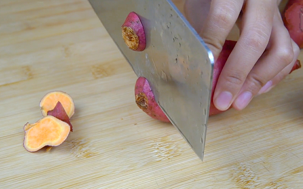 电饭锅烤红薯的做法（不用加水的烤红薯超简单做法）