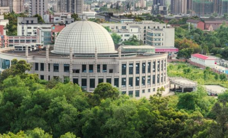 四川“改名”成功的大学，如今分数高达617分，中等生都考不上