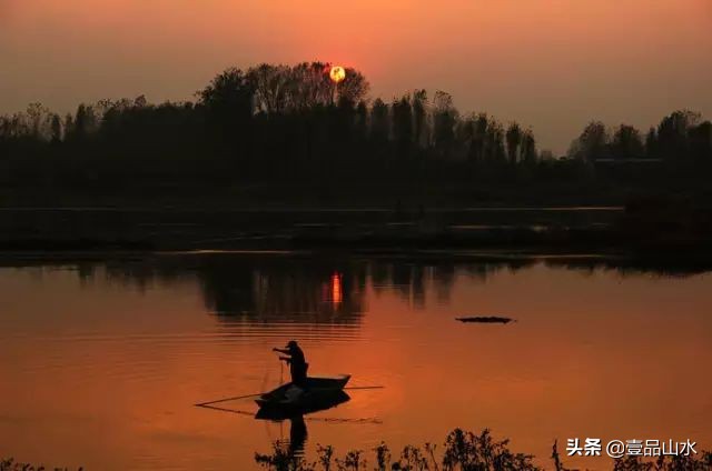 夕阳西下，万顷碧波，渔舟唱晚，怡然自得