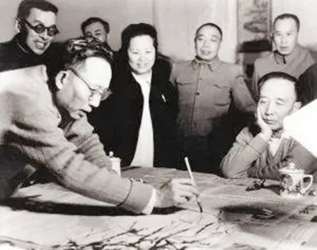 泰山上“虫二”两字，日本专家研究了十年，郭沫若一笑破解谜底